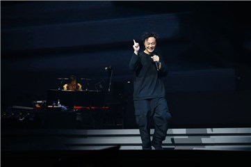 Eason陈奕迅平安夜红馆第100场演唱会精彩不断，安可后再返场high翻全场！