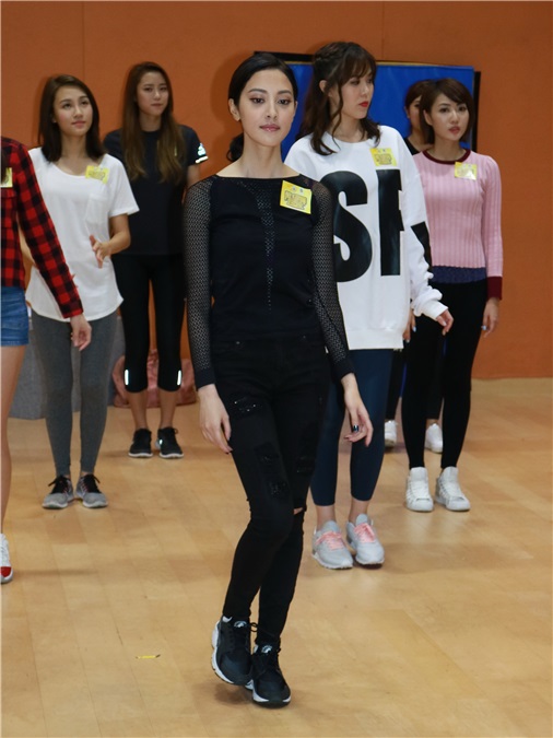 黄智雯、陈凯琳等在公司三楼出席TVB《万千星辉贺台庆舞蹈排练》探班
