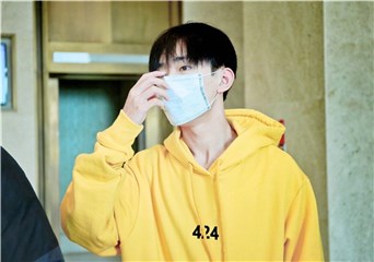 易烊千玺片场路透曝光 穿亮黄卫衣变柠檬千玺超可爱