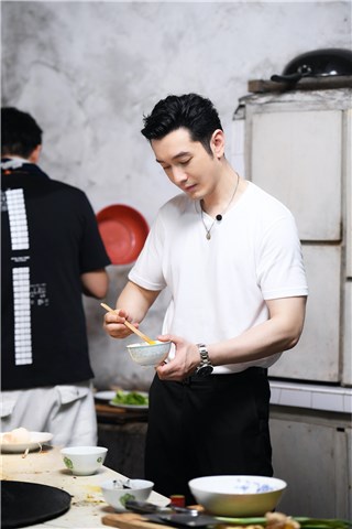 《我们在行动》第五季“披荆斩棘”的黄晓明下厨烧肉 薇娅手把手教老乡直播