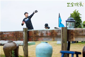 朱桢画风清奇戴隔热手套放风筝