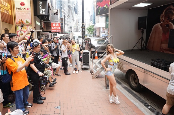 黄榕跳唱歌《Melty Yellow》首播巡游