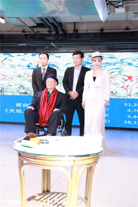 段红「戏歌天后」变身新锐画家 现场在旗袍上画牡丹惊艳众人
