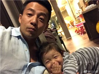汪小菲出差最舍不得玥儿 粉丝问：那儿子呢？