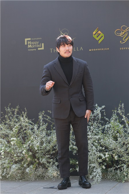 文熙俊、昭燏举行婚礼亮相媒体见面会