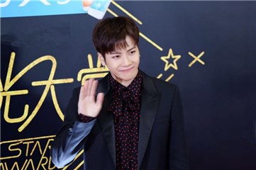 王嘉尔现身红毯区