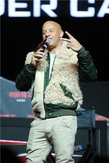 范•迪塞尔来华粉丝疯狂 妮娜不惧寒风秀性感与吴亦凡搞笑互动