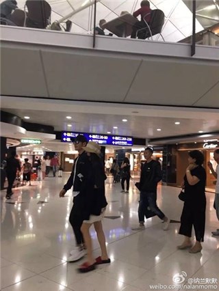 黄晓明夫妇恩爱现身 baby脚踩平底鞋宽松出镜
