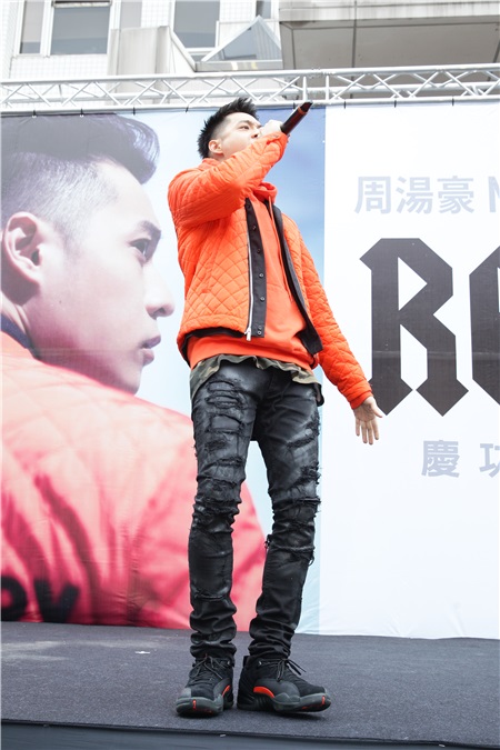 周汤豪在台北举办庆功签唱会