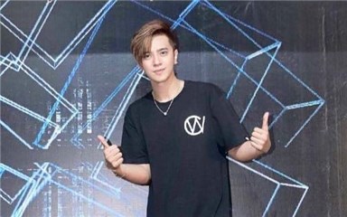 罗志祥晒15岁旧照  半裸欧弟意外抢镜