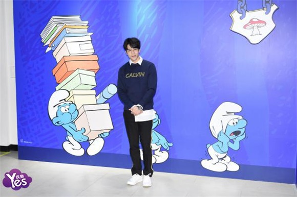 胡宇威参观蓝色小精灵特展
