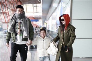 霍思燕杜江一家三口出行   嗯哼换牙一笑漏风萌翻全场