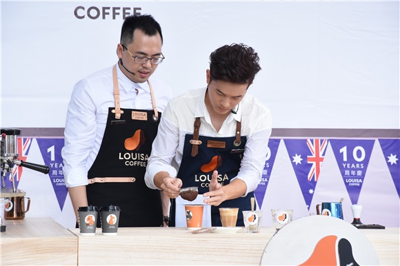 宥胜出席《LOUISA路易莎咖啡》十周年庆新品发表会