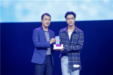 代言人张艺兴出席HUAWEI nova 2发布会