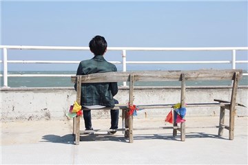 (王源在《地久天长》片场)