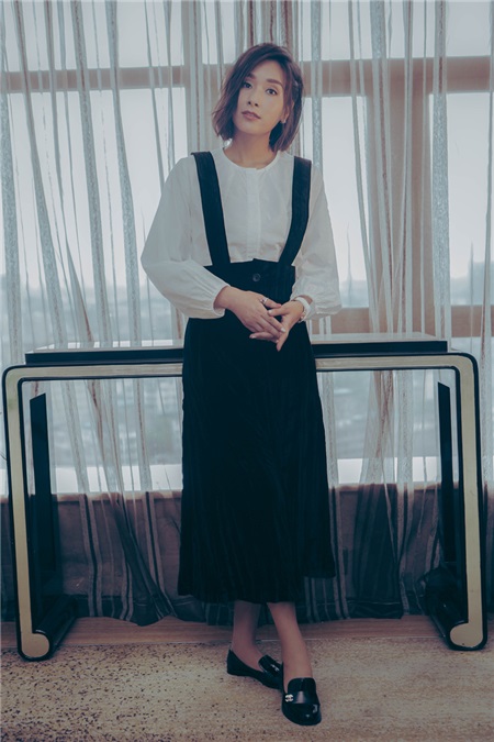 杨恭如初夏美如画 黑白背带裙复古文艺范儿