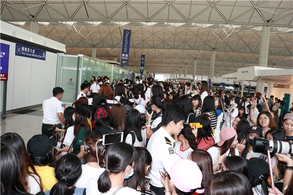 韩团XEO成员离港 粉丝热情道别