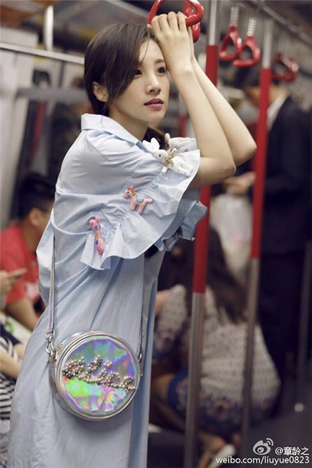 章龄之晒侧颜照美如画 一言不合就迷倒粉丝