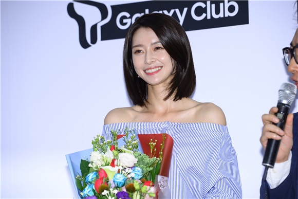 朴明秀与Hello Venus娜拉出席三星发布活动