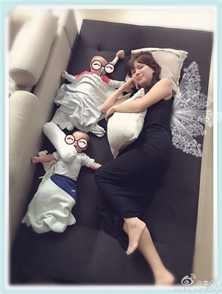 头发乱炸冒白发 李心洁当妈後状况惨不忍睹