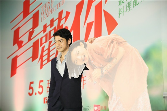 导演许宏宇、监制陈可辛、金城武、许月珍等出席电影《喜欢你》台北记者会