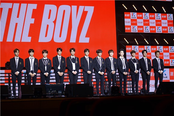 新人男团THEBOYZ举行了首张迷你专辑《THE FIRST》媒体SHOW CASE