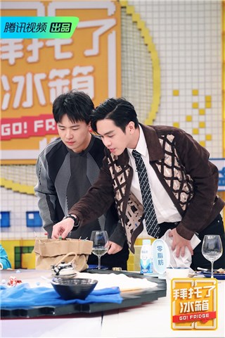 郭麒麟与张若昀共同品尝美食