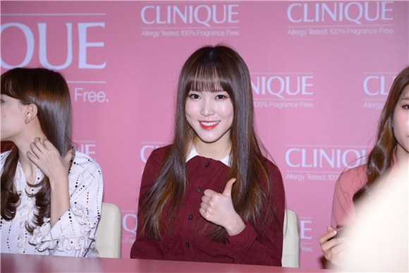 Clinique举办签名会 GFriend集体清纯亮相