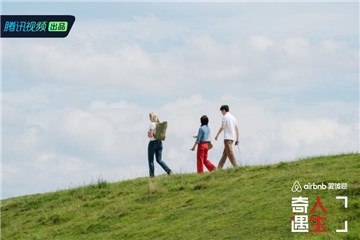 阿雅、冯绍峰与莫妮卡参观麦田怪圈