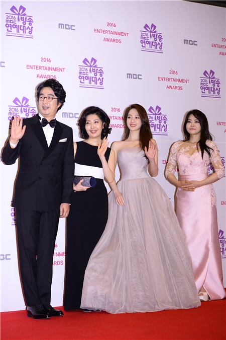 刘在石、HAHA、郑俊河等一同走上「2016 MBC放送演艺大赏」红毯