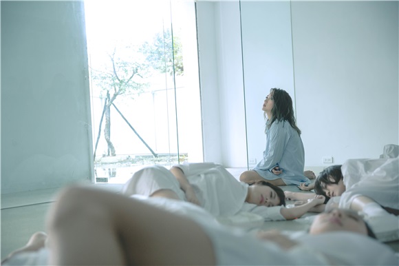 何洁治愈歌曲《给陌生女孩的歌》大获好评 温情MV上线动人心弦