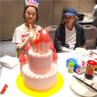 最幸运的星女郎!周星驰替林允庆祝22岁生日