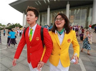 「洪荒少女」姐弟恋!? 傅园慧李广源亲密牵手而行