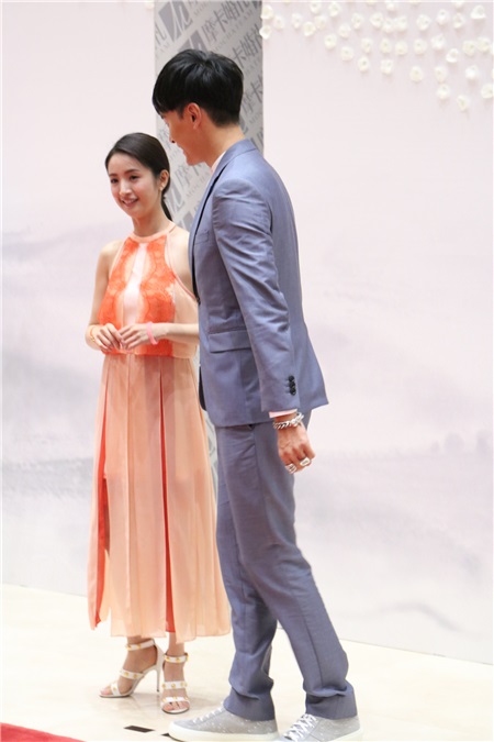 陈妍希穿婚纱与陈晓双双亮相 十指紧扣对视难掩幸福之情