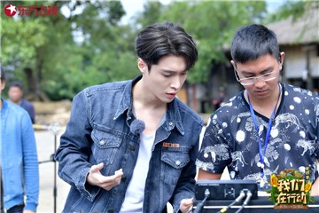 张艺兴在推介会现场除错音乐设备
