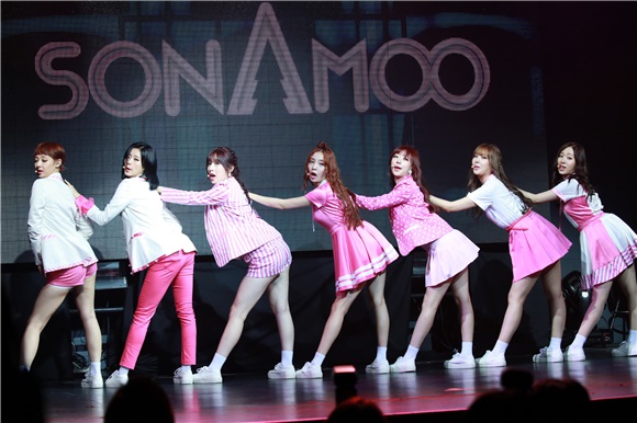 女团SONAMOO29日上午在首尔麻浦区举行第三张迷你专辑发行纪念《Showcase》