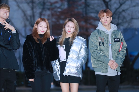 DAY6、KARD、VICTION等参加韩国Music Bank上班路
