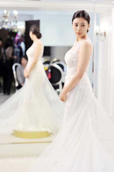 贾静雯咘咘试亲子婚纱 大小公主美呆众人