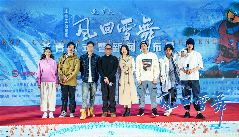 1616722747208711.jpg 导演叶伟民与主演合影.jpg