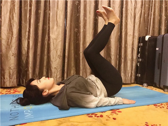 李念练瑜伽经纪人却在吃夜宵 网友:一定是假经纪人
