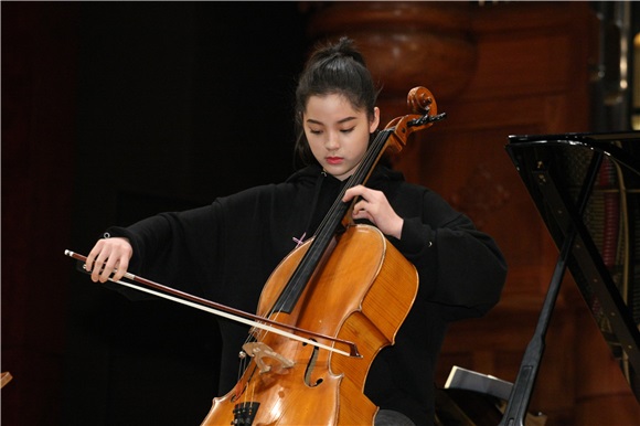 欧阳娜娜、江天霖出演214相信爱音乐演奏会