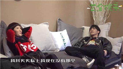 大张伟在妈妈面前就是体贴孝顺的“小棉袄”