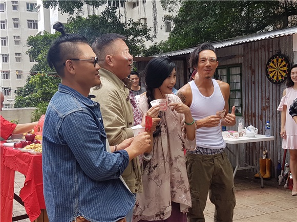 万梓良、吴家丽、张继聪、白只等电影《》今晚打丧尸》举行开镜拜神仪式