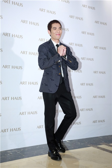 杨丞琳与萧敬腾为《ART HAUS》开幕剪彩