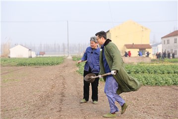 王迅在村民指导下干农活