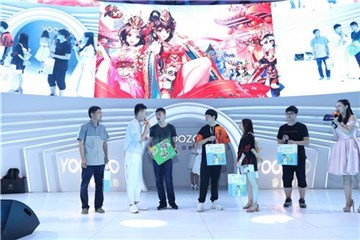 玩家在游族展台参与互动游戏赢取香爆脆