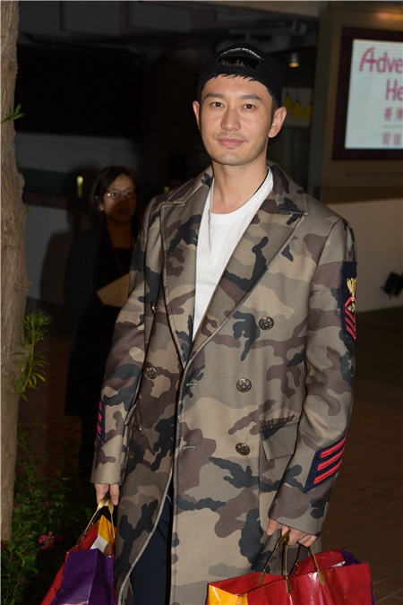 〈Yes 香港现场〉Angelababy产后黄晓明首现身  准备点心慰劳媒体