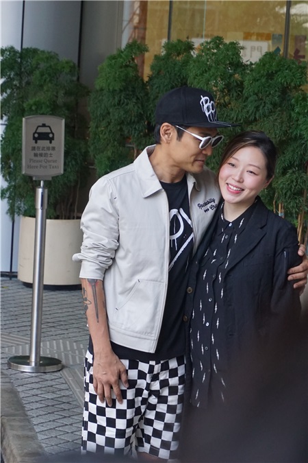 杜德伟、太太李晓冰「产後出院见记者」