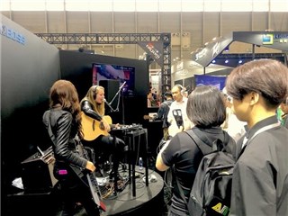 图:Roland 展台的观众和艺术家表演