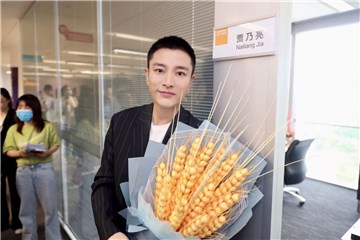 贾乃亮正式入职苏宁直播 接梗不断被赞高情商